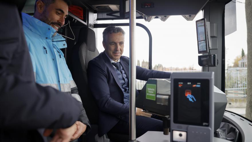 El consejero Carlos Novillo durante la presentación de las ayudas de la Comunidad de Madrid a la electromovilidad y el achatarramiento de vehículos