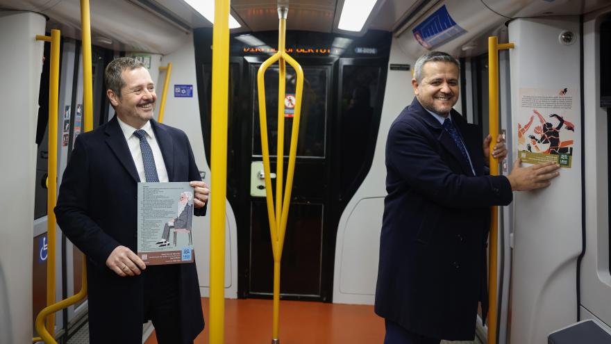 Los consejeros Jorge Rodrigo y Mariano de Paco Serrano durante la presentación de la campaña Libros a la calle 