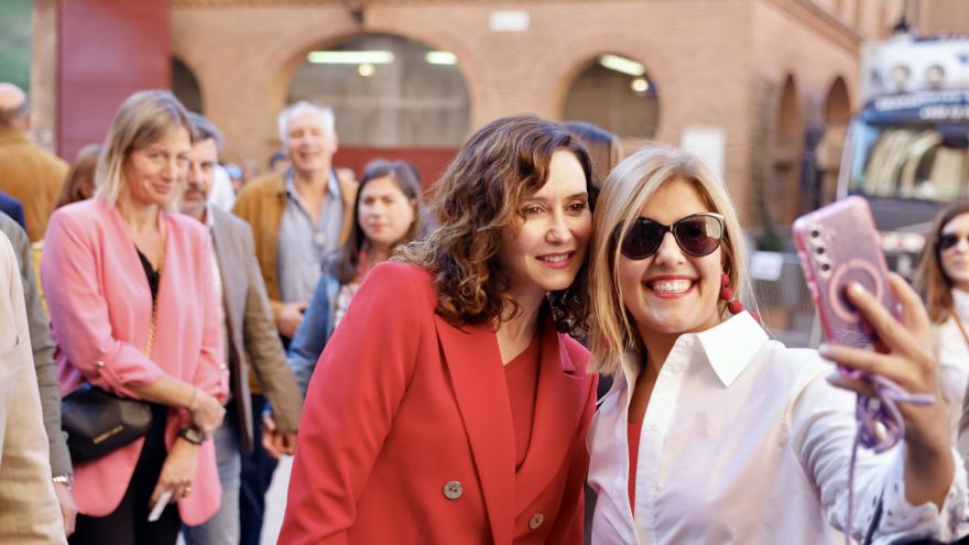 Isabel Díaz Ayuso se fotografía con una aficionada en la Plaza de Las Ventas 