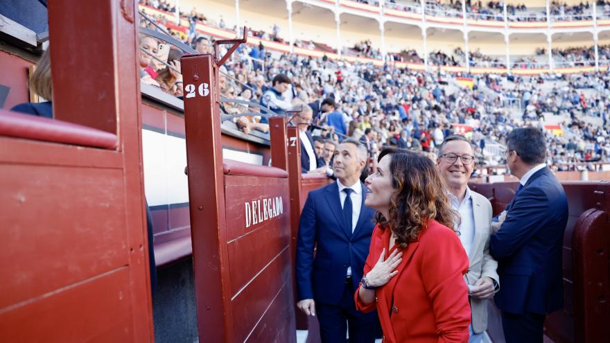 Isabel Díaz Ayuso junto a Alfonso Serrano y Carlos Novillo en la Plaza de Las Ventas 