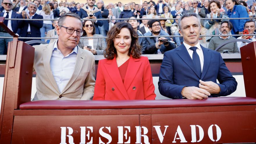 Isabel Díaz Ayuso junto a Alfonso Serrano y Carlos Novillo en la Plaza de Las Ventas 