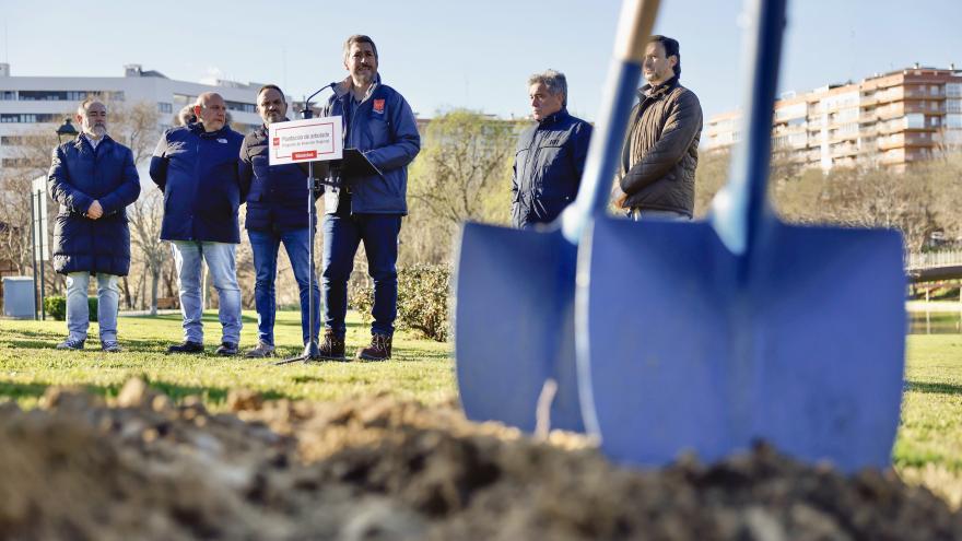 El consejero Miguel Ángel García Martín durante su visita al parque Prado Ovejero de Móstoles