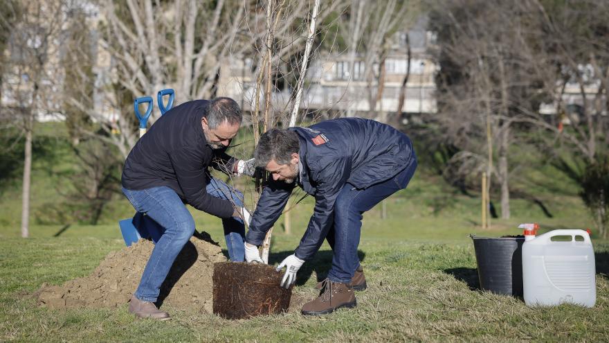 El consejero Miguel Ángel García Martín durante su visita al parque Prado Ovejero de Móstoles