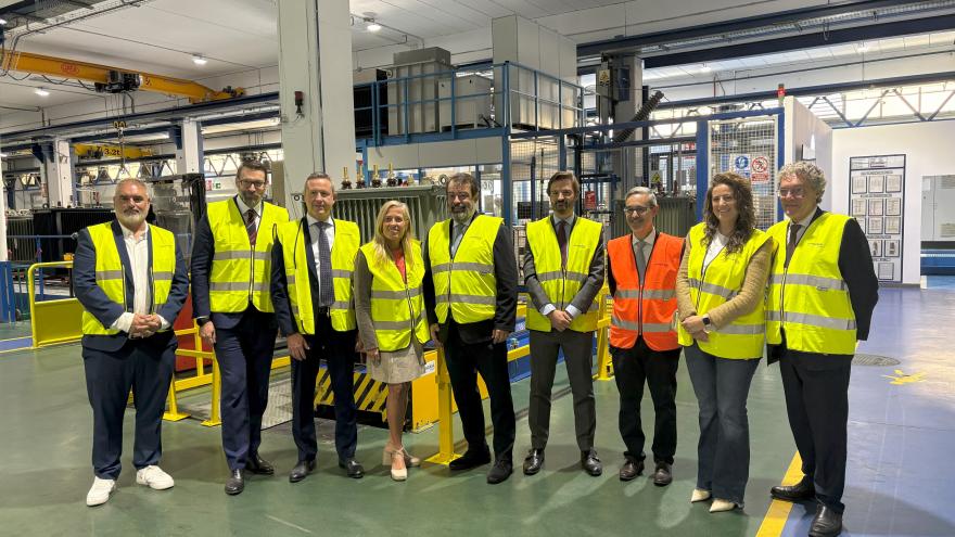 Albert visita la planta de soluciones eléctricas Ormazabal Grupo Velatia La consejera Rocío Albert durante su visita a la planta de soluciones eléctricas Ormazabal Grupo Velatia