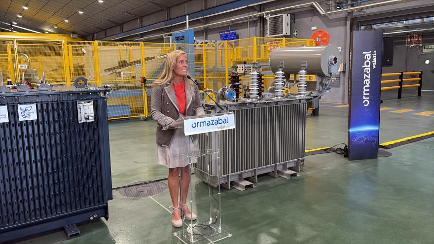 Albert visita la planta de soluciones eléctricas Ormazabal Grupo Velatia La consejera Rocío Albert durante su visita a la planta de soluciones eléctricas Ormazabal Grupo Velatia