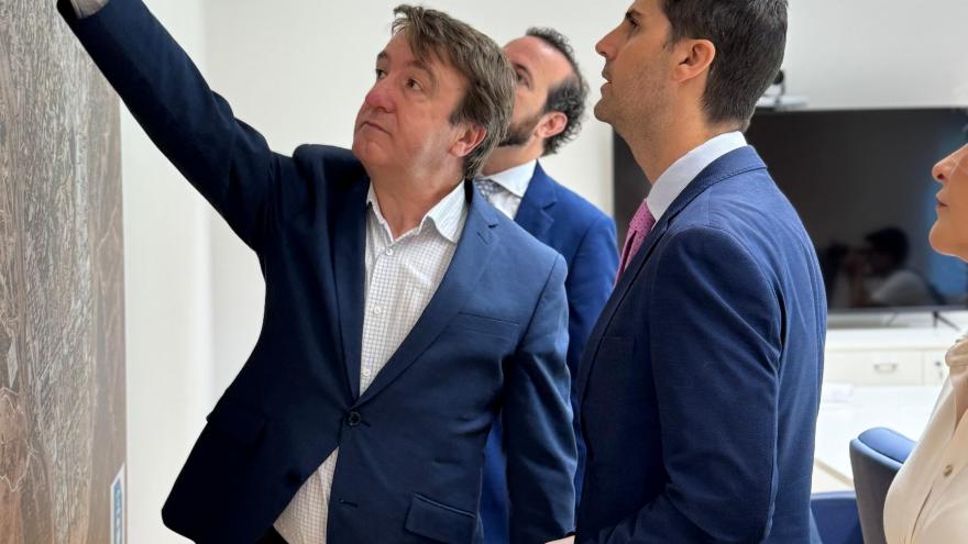 El consejero Emilio Viciana en Tres Cantos para presentar el proyecto del nuevo colegio público