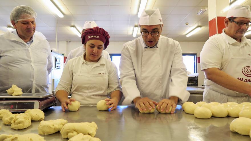 Carlos Izquierdo elaborando un roscón