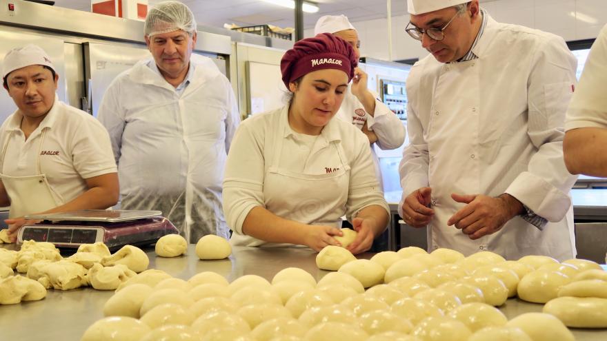 Carlos Izquierdo elaborando un roscón