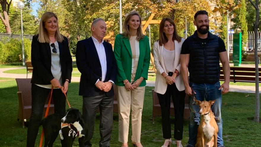 Paloma Martín con uno de los perros del Salón de la Adopción para Animales de Compañía organizado por la Comunidad de Madrid