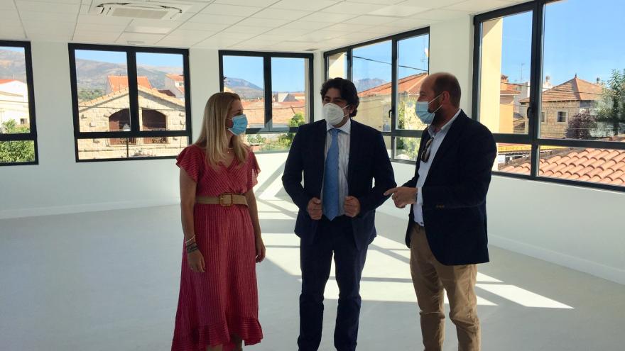 La Comunidad de Madrid dota a Guadalix de la Sierra de un edificio multiusos con biblioteca y una piscina cubierta