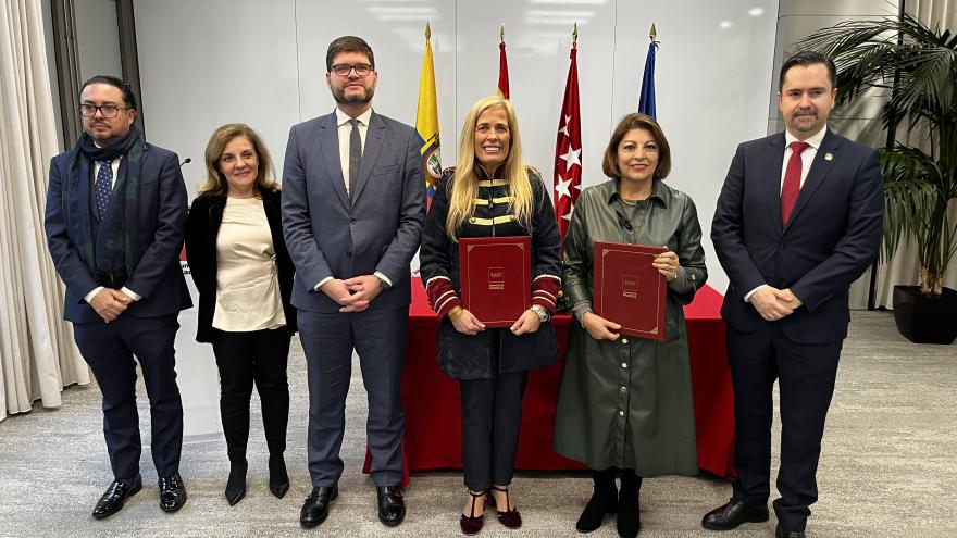 La consejera Rocío Albert durante la firma de un convenio con la Embajada del Ecuador 