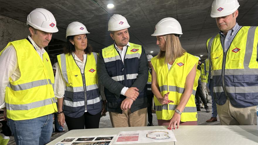 El consejero Jorge Rodrigo durante su visita a la estación de Metro de Arganzuela Planetario 