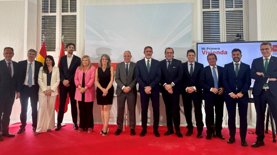 García firma la adhesión de Eurocaja Rural al programa Mi Primera Vivienda El viceconsejero José María García durante la firma