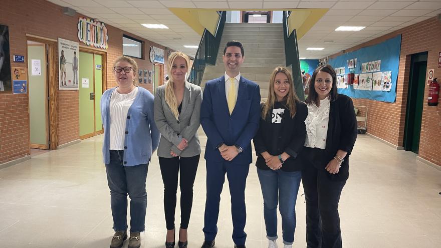 El consejero Emilio Viciana en el centro público de Primaria y Secundaria Adolfo Suárez