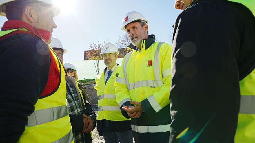 García visita en Valdemoro las obras de una nueva promoción de la Agencia de Vivienda Social destinadas a familias vulnerables El viceconsejero José María García durante su visita al inicio de las obras