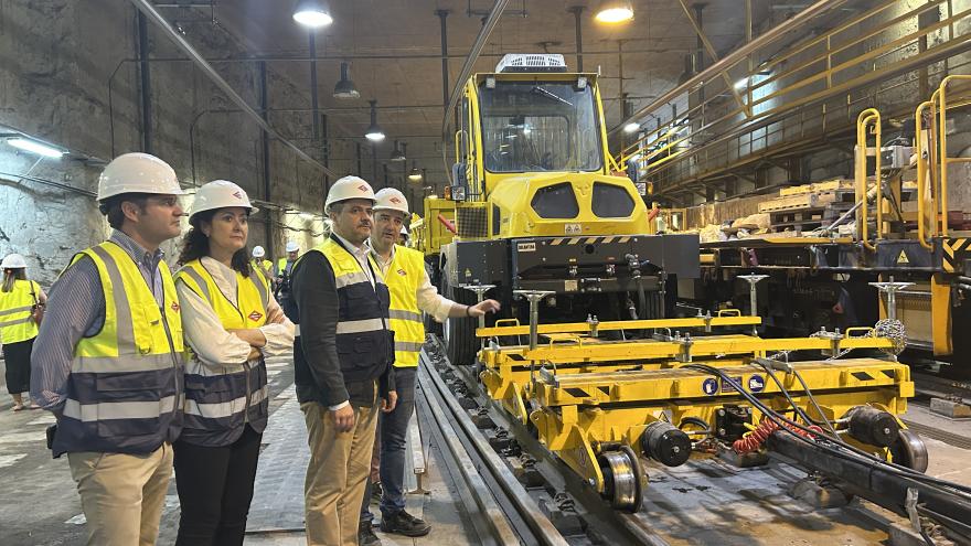 El consejero Jorge Rodrigo durante su visita a la estación de Metro de Arganzuela Planetario 