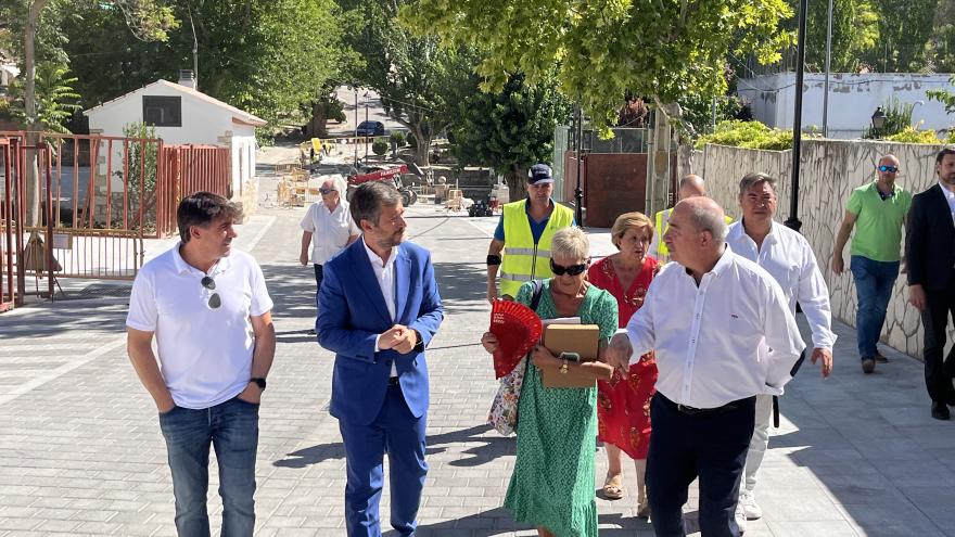 El consejero Miguel Ángel García Martín durante su visita a Villar del Olmo