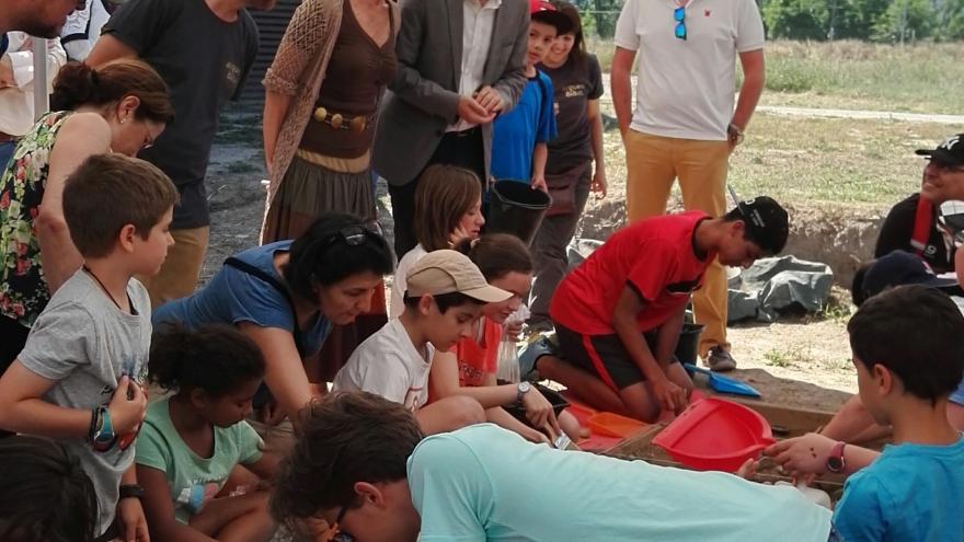 Niños participando en el programa Arqueólogos por un día