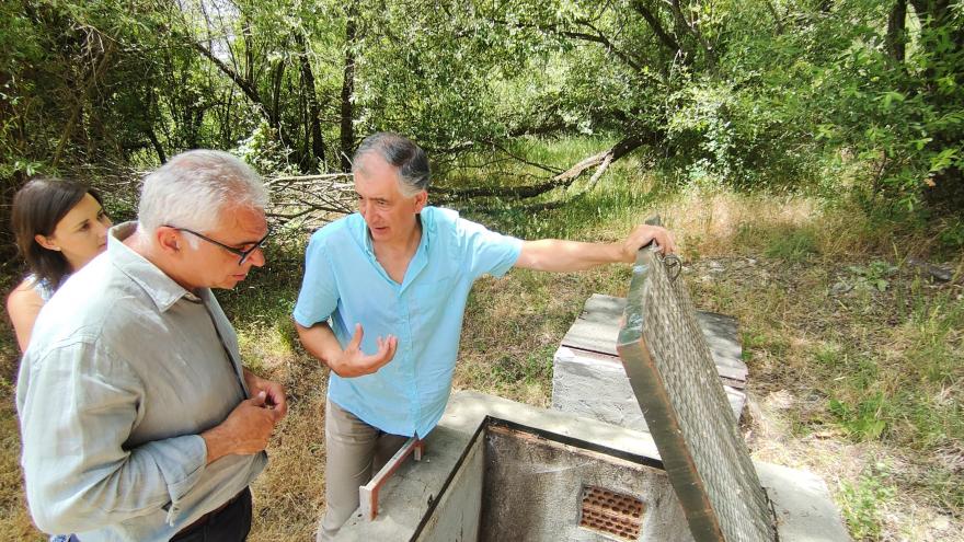 Carlos Izquierdo observa las obras de canalización en la zona del embalse de Palancares