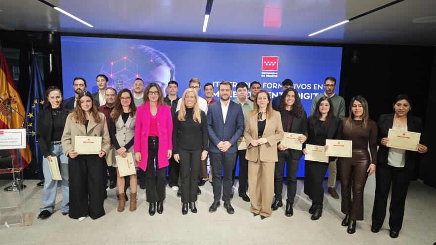 La consejera Rocío Albert durante la entrega