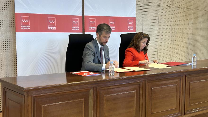 Los consejeros Miguel Ángel García Martín y Fátima Matute durante la firma de un protocolo de actuación en el Instituto de Medicina Legal