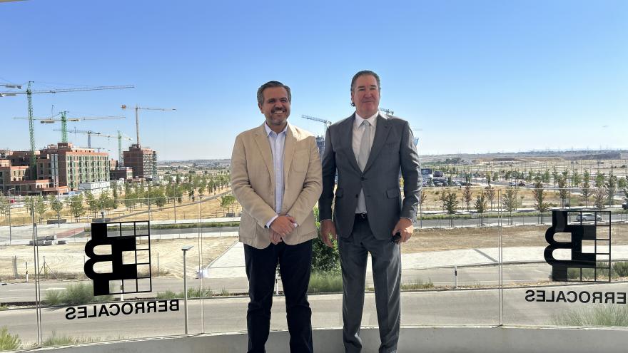 El consejero Jorge Rodrigo durante su visita al desarrollo urbanístico Los Berrocales