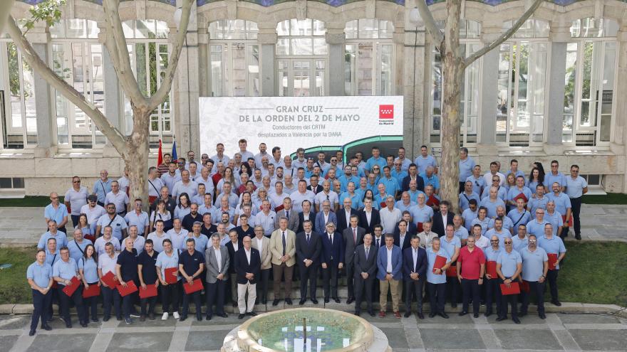 El consejero Jorge Rodrigo con los conductores del CRTM que han ayudado en Valencia por la Dana