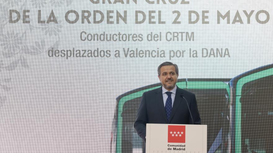 El consejero Jorge Rodrigo con los conductores del CRTM que han ayudado en Valencia por la Dana