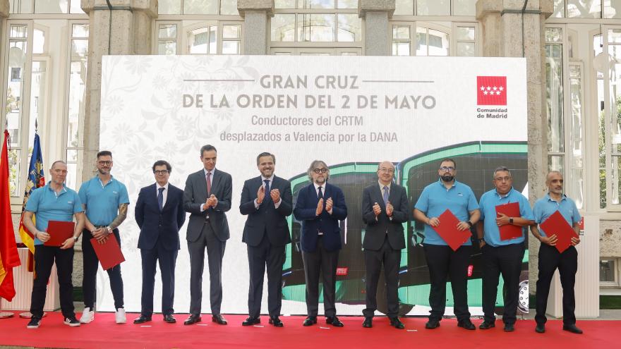 El consejero Jorge Rodrigo con los conductores del CRTM que han ayudado en Valencia por la Dana