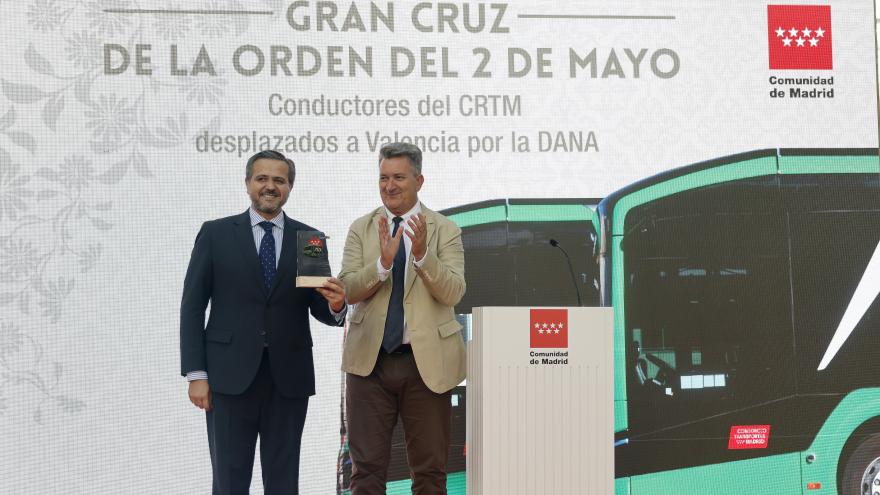 El consejero Jorge Rodrigo con los conductores del CRTM que han ayudado en Valencia por la Dana