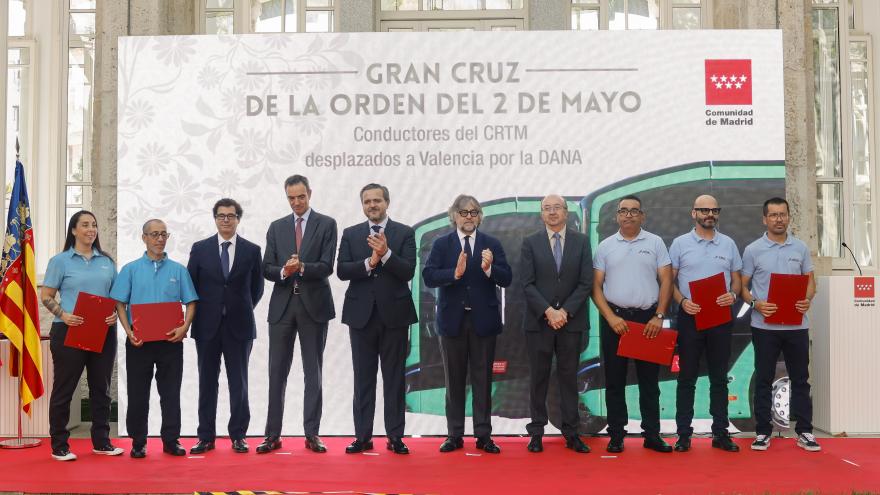 El consejero Jorge Rodrigo con los conductores del CRTM que han ayudado en Valencia por la Dana