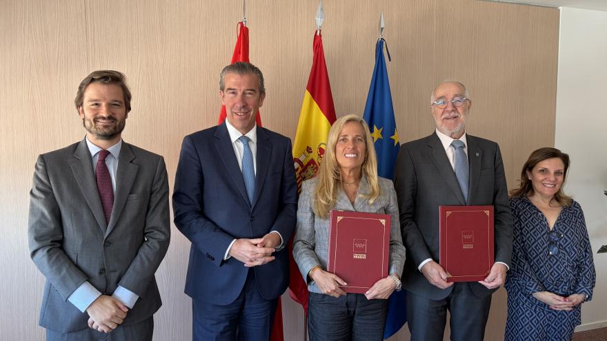 La consejera Rocío Albert durante la firma