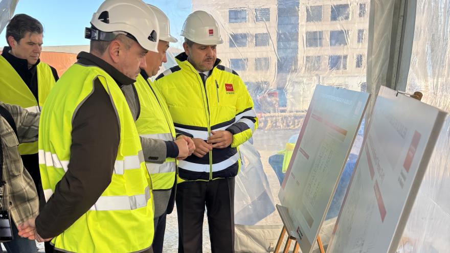 El consejero Jorge Rodrigo durante su visita en Móstoles al inicio de obras para construir viviendas de alquiler social