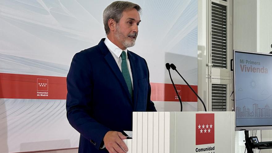 García firma la adhesión de Eurocaja Rural al programa Mi Primera Vivienda El viceconsejero José María García durante la firma