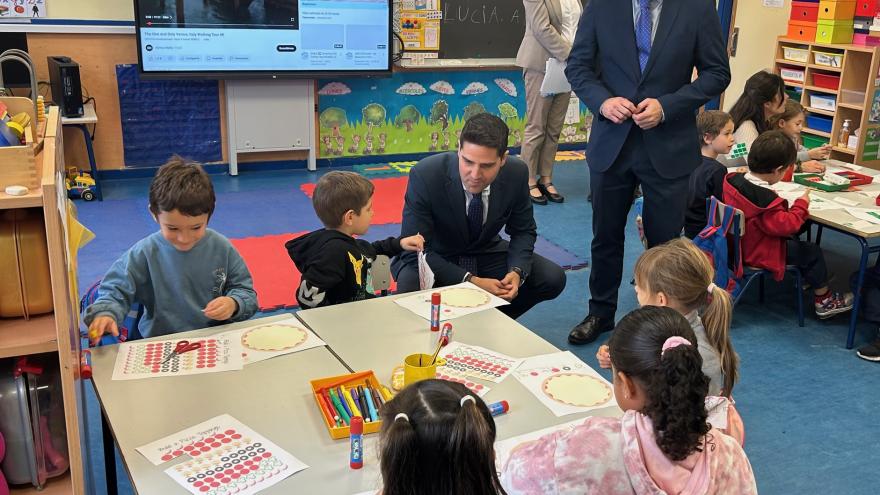 El consejero Emilio Viciana durante su visita al CEIPSO Salvador Madariaga de Daganzo de Arriba