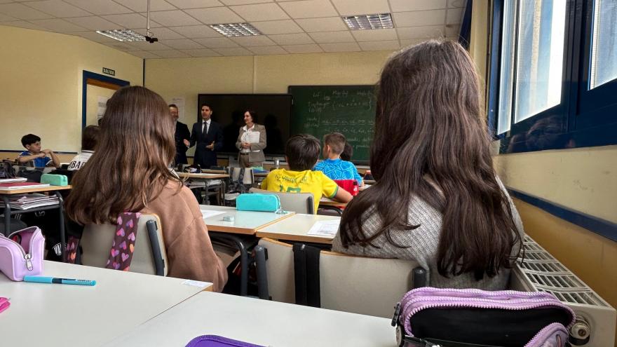 El consejero Emilio Viciana durante su visita al CEIPSO Salvador Madariaga de Daganzo de Arriba