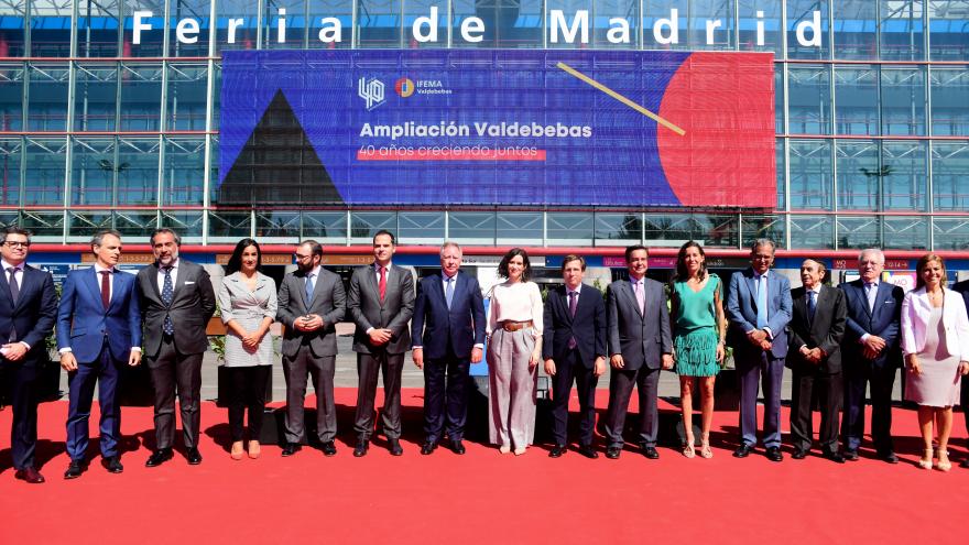 Foto de grupo en la puerta de IFEMA