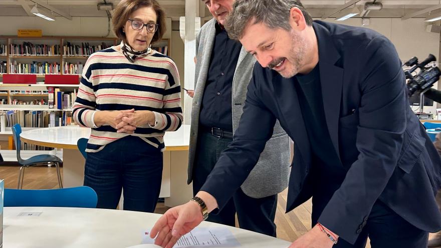 De Paco Serrano presenta las obras de Juan Carlos Argüello que pasan a formar parte de la colección de la Biblioteca regional El consejero Mariano de Paco Serrano durante la presentación de las obras del artista