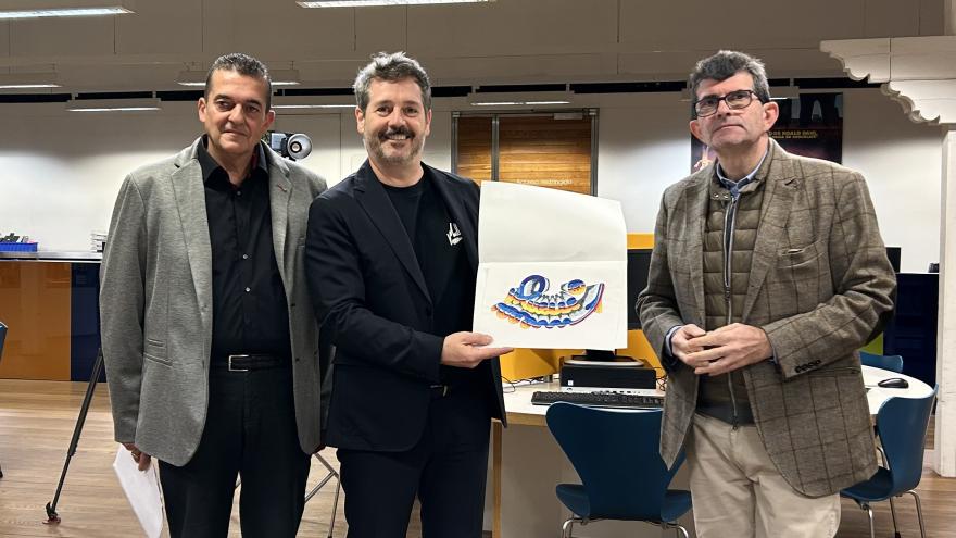 De Paco Serrano presenta las obras de Juan Carlos Argüello que pasan a formar parte de la colección de la Biblioteca regional El consejero Mariano de Paco Serrano durante la presentación de las obras del artista