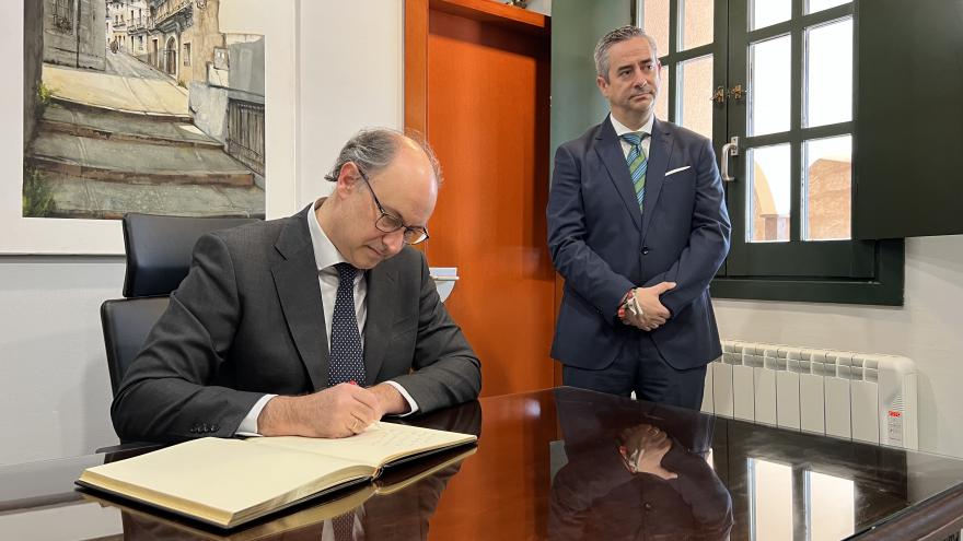 El consejero Miguel López-Valverde durante su visita a Torrelaguna