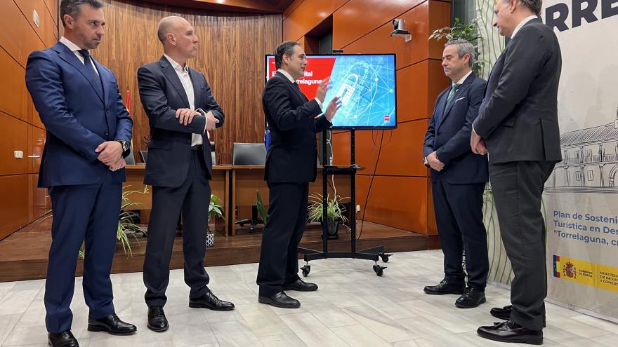 El consejero Miguel López-Valverde durante su visita a Torrelaguna