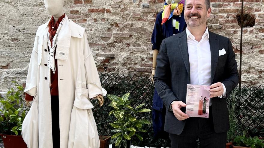 De Paco Serrano presenta la guía Rutas por la moda de autor española en Madrid El consejero Mariano de Paco Serrano durante la presentación de la guía Rutas por la moda de autor española en Madrid