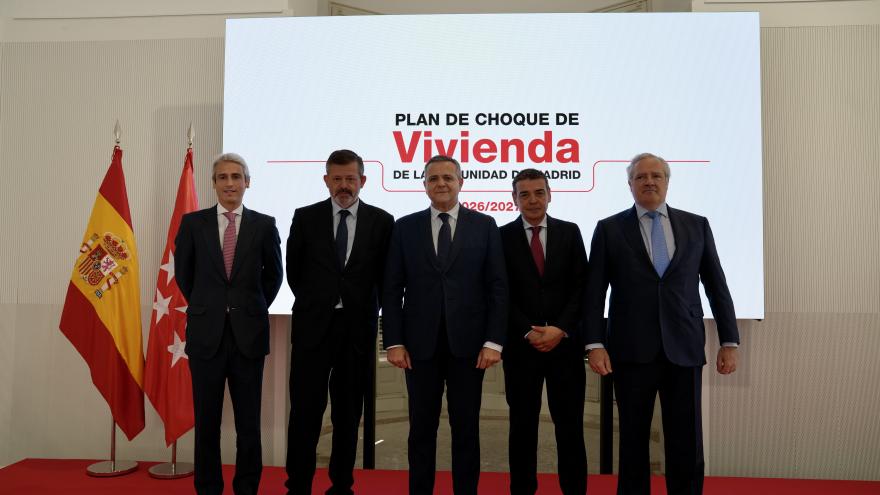 El consejero Jorge Rodrigo durante la firma 