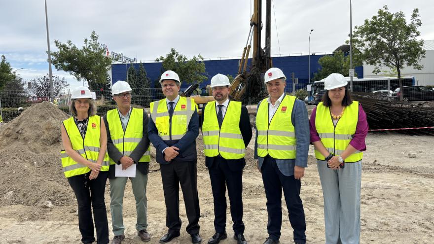 El consejero Jorge Rodrigo durante su visita a la construcción de hogares para familias vulnerables en el Ensanche de Vallecas