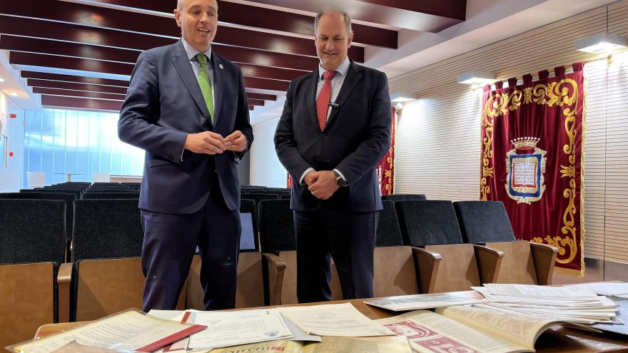 El consejero Miguel López-Valverde durante su visita a Sevilla la Nueva