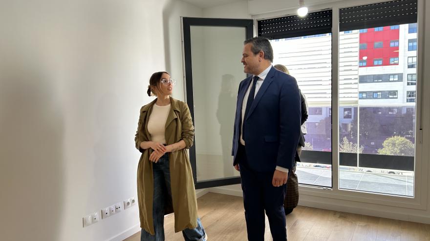 El consejero Jorge Rodrigo durante la entrega de llaves a familias adjudicatarias de viviendas del Plan Vive en Valdebebas