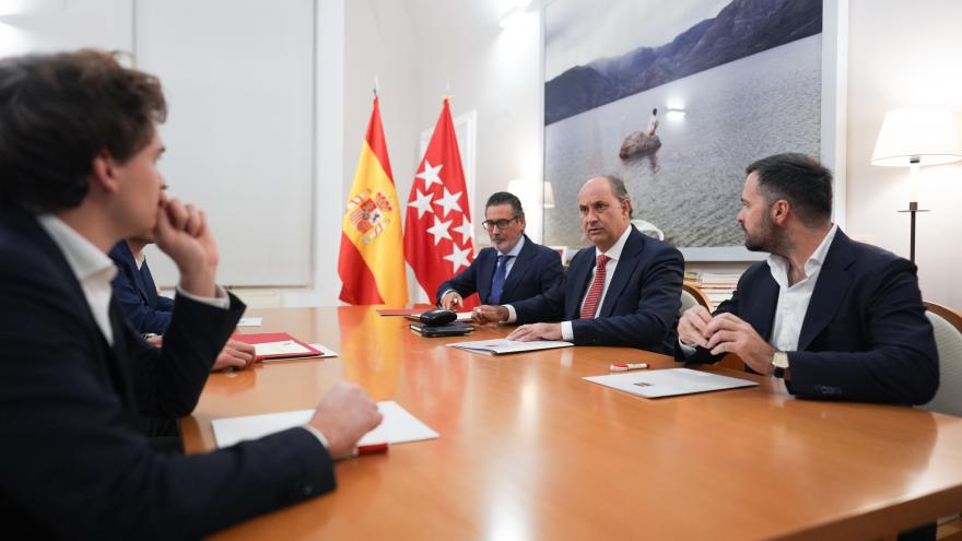 El consejero Miguel López Valverde con la startup francesa Mistral