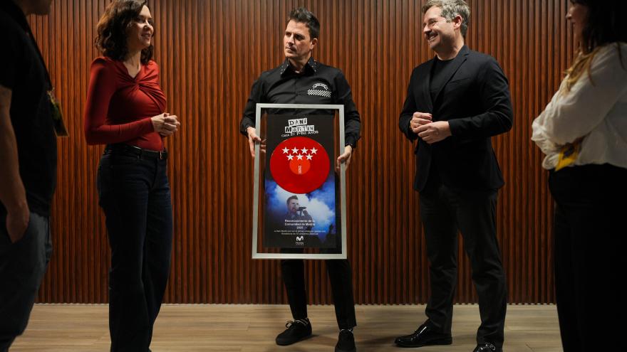 La presidenta Isabel Díaz Ayuso con el cantante 