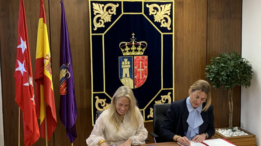 La consejera Rocío Albert durante la firma de un acuerdo con Pozuelo de Alarcón para abrir una Aceleradora de Inversiones