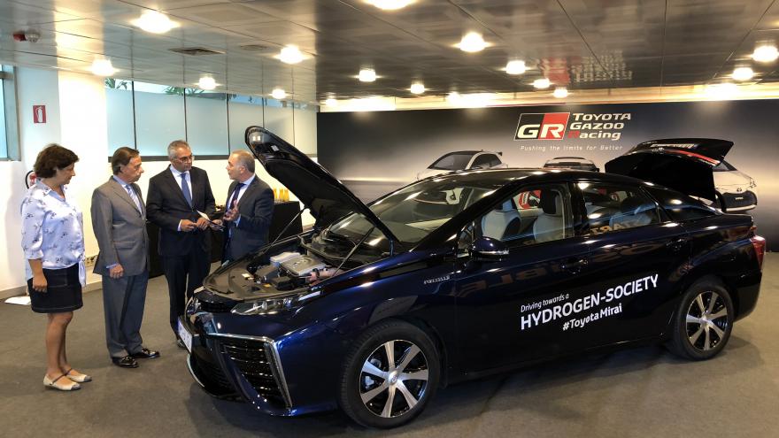 Izquierdo visita las instalaciones de Toyota para conocer los avances en vehículos no contaminantes